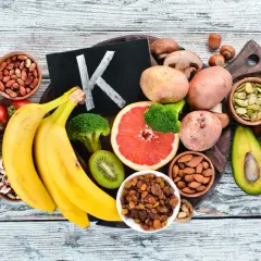 Banany, ziemniaki, awokado, brokuły, pomidory, cytrusy i orzechy – produkty bogate w potas, który pomaga zapobiegać hiperkaliemii.