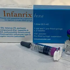 Zestaw szczepionki Infanrix hexa, zawierający fiolkę z proszkiem i strzykawkę z zawiesiną do podania domięśniowego. DTPa, HBV, IPV, Hib.