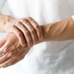 Drętwienie rąk: Od błahostki po zawał. Kiedy to sygnał alarmowy?