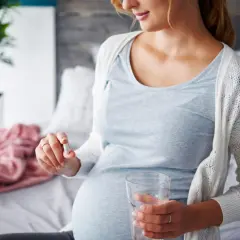 Ciąża i przeziębienie: Bezpieczne leki, domowe metody. Czego unikać?