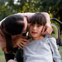 Ciepłe objęcie mamy dla dziecka z zespołem Retta. Miłość i wsparcie w codziennym życiu.