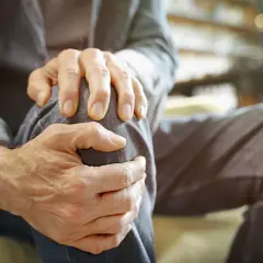 Ból kolana: Przyczyny i objawy. Kiedy ból to sygnał alarmowy?