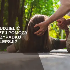 Starsza osoba pomaga osobie leżącej na ziemi, udzielając pierwszej pomocy w przypadku padaczki.
