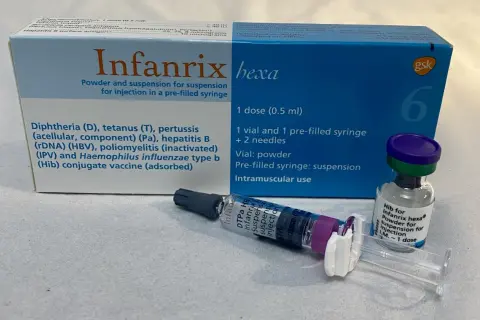 Zestaw szczepionki Infanrix hexa, zawierający fiolkę z proszkiem i strzykawkę z zawiesiną do podania domięśniowego. DTPa, HBV, IPV, Hib.
