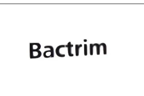Czarny napis "Bactrim" na białym tle. Lek Bactrim forte to skuteczny środek.