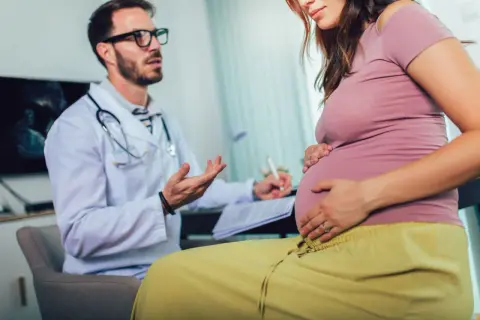 Zwolnienie lekarskie w ciąży: Kiedy i jak rozmawiać z lekarzem?