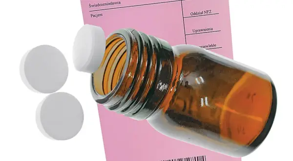 Butelka z lekami, jedna tabletka wypada, obok dwie kolejne. Na różowym tle dokument z pieczątką "Świadczeniodawca" i polem "Pacjent". Może to recepta na buprenorfinę.