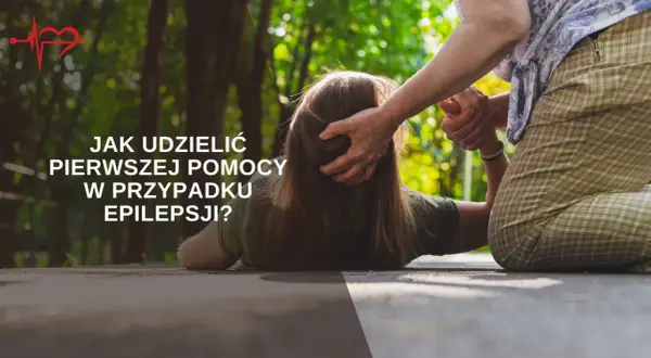 Starsza osoba pomaga osobie leżącej na ziemi, udzielając pierwszej pomocy w przypadku padaczki.