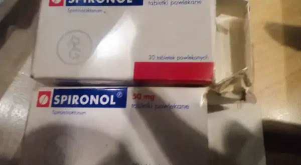 Dwie paczki leku Spironol 50 mg, stosowanego m.in. na nadciśnienie i obrzęki.