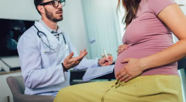 Zwolnienie lekarskie w ciąży: Kiedy i jak rozmawiać z lekarzem?