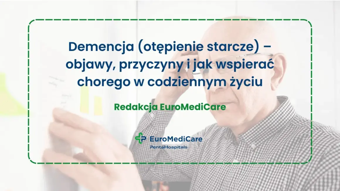 Starszy mężczyzna w okularach, zmagający się z demencją, uczy się wspierać bliskich w codziennym życiu.