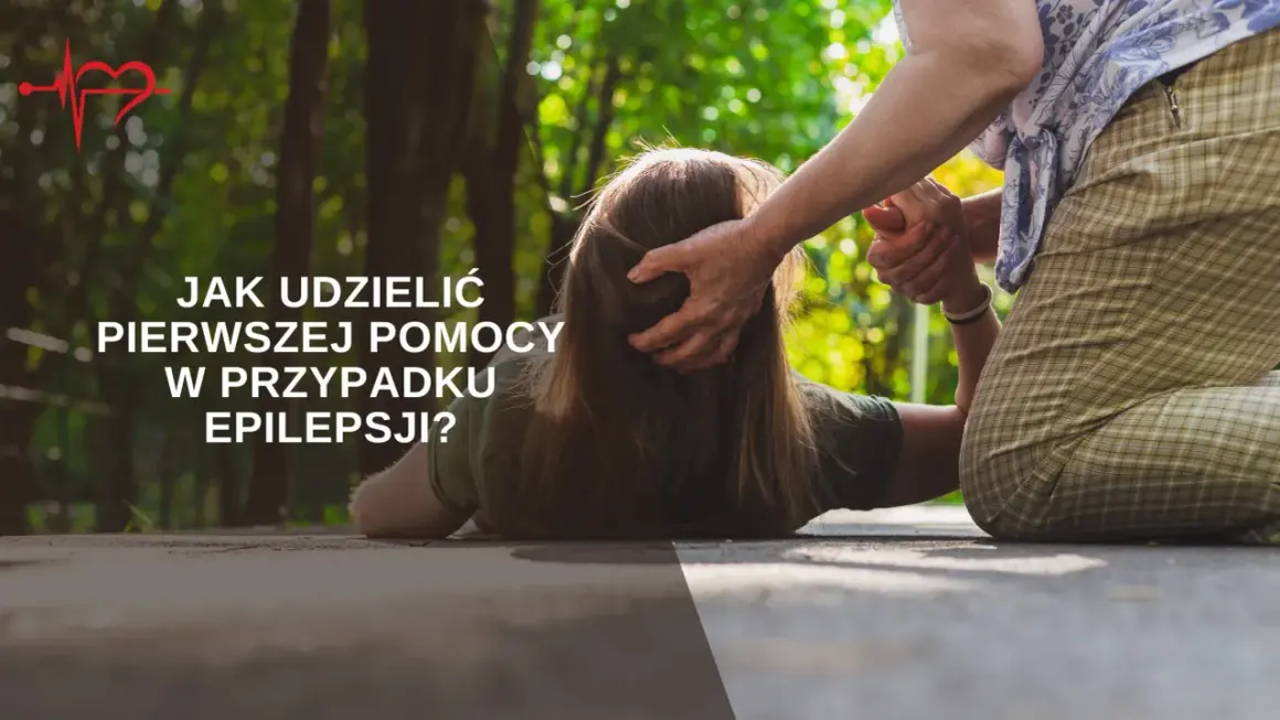Starsza osoba pomaga osobie leżącej na ziemi, udzielając pierwszej pomocy w przypadku padaczki.