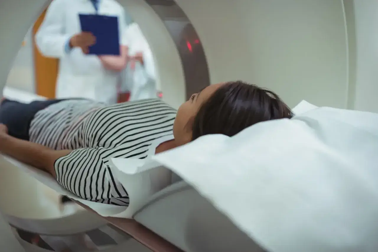 pielęgniarka przygotowująca kontrast do rezonansu magnetycznego