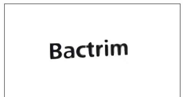 Czarny napis "Bactrim" na białym tle. Lek Bactrim forte to skuteczny środek.