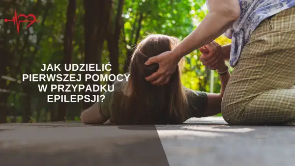 Starsza osoba pomaga osobie leżącej na ziemi, udzielając pierwszej pomocy w przypadku padaczki.